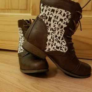 Pattern brown boots