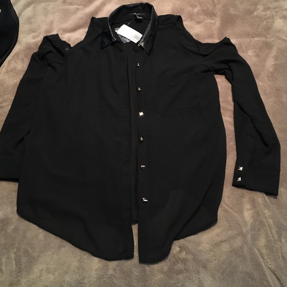 Cold shoulder long sleeve blouse!
