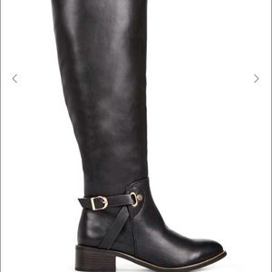 Black boots with gold detail!