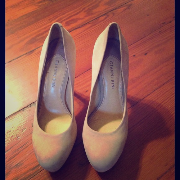 Giani Bini Cream Suede Platform Pumps