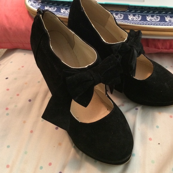 Black heels with bow