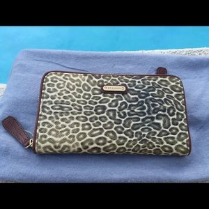 Brahmin brandnew wallet. Spacious!