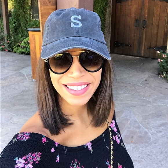 Meet your Posher 💋 - Picture 2 of 2