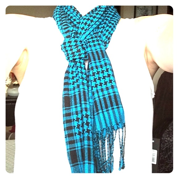 Blue and black houndstooth scarf