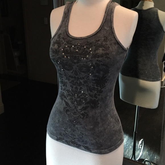 Grey tank with skull graphic