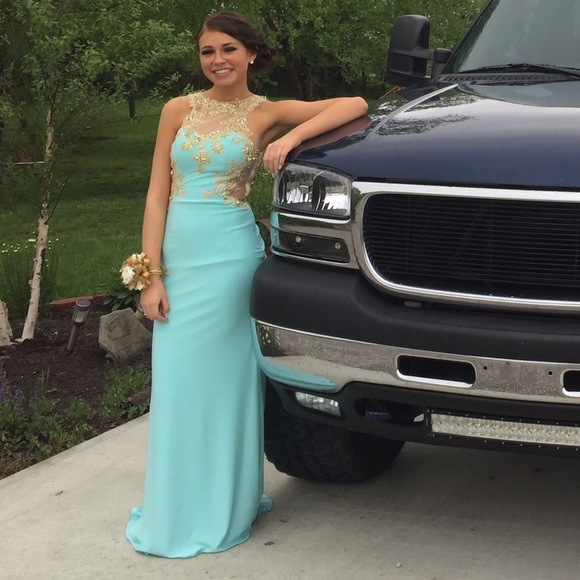 CLEARANCE 🚨🚨 IT HAS TO GO !!!Prom Dress!