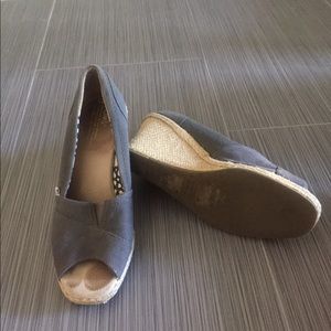 Tom's peep toe wedges
