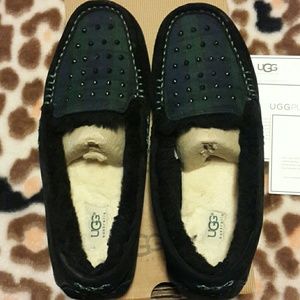 NEW WITHOUT TAGS AUTHENTIC UGG