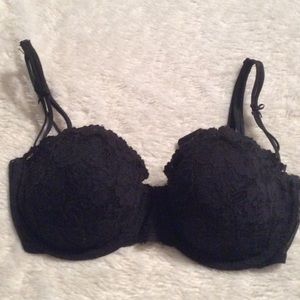 Ladies Maidenform black lacey bra