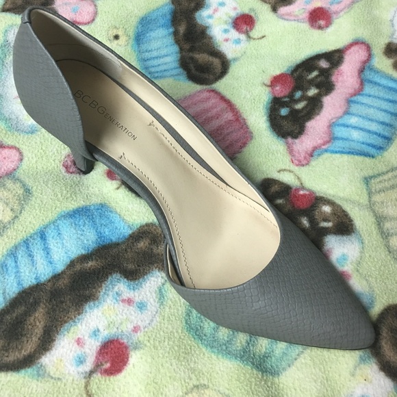 Grey pumps