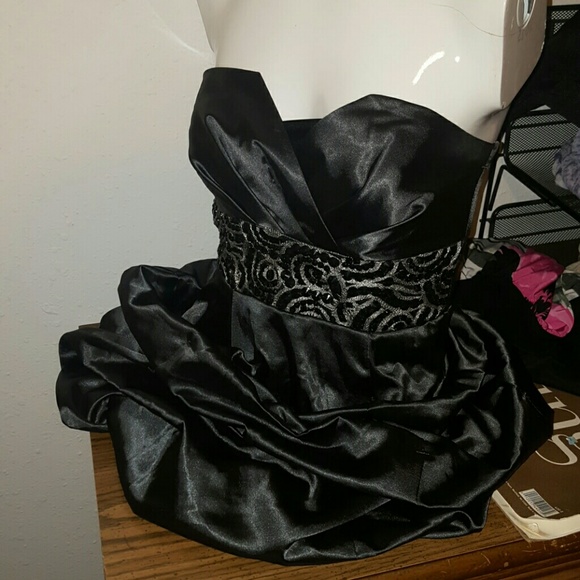 Party dress. Baloon bottom. Size 6