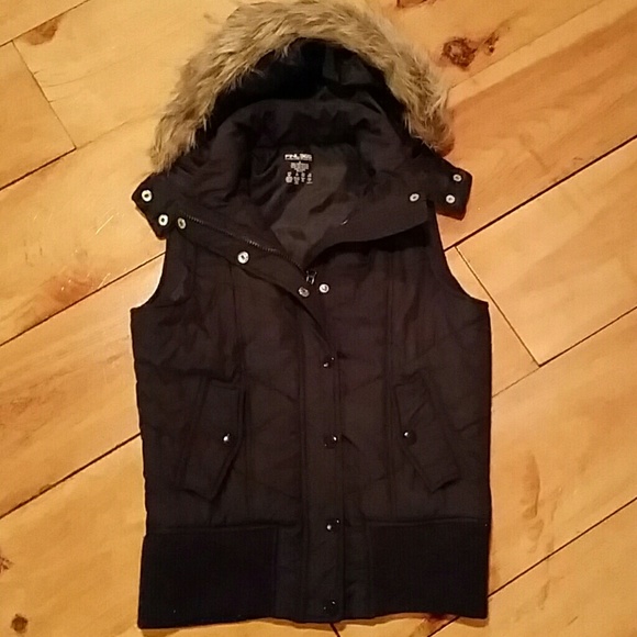 Hooded vest with detachable hood