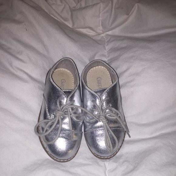 Metallic gap oxfords