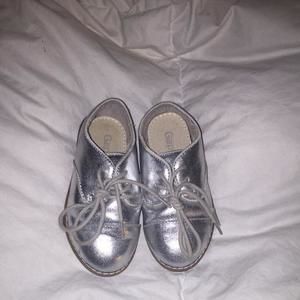 Metallic gap oxfords