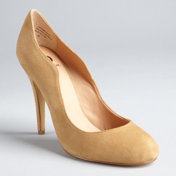🎉HP!🎉Beautiful Suede Curved Pumps - Picture 2 of 4