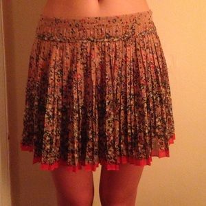 Adorable mini skirt with pleats!