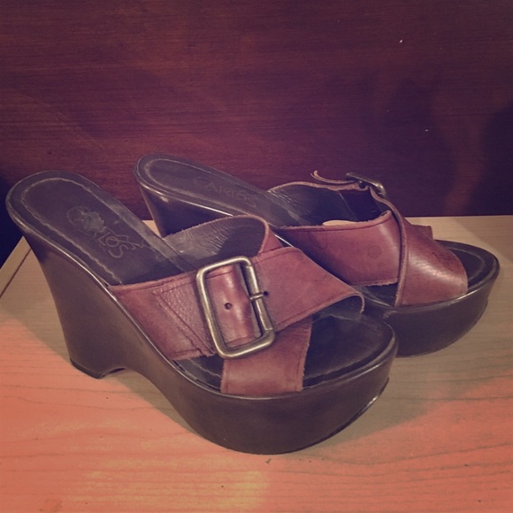Carlos wedges
