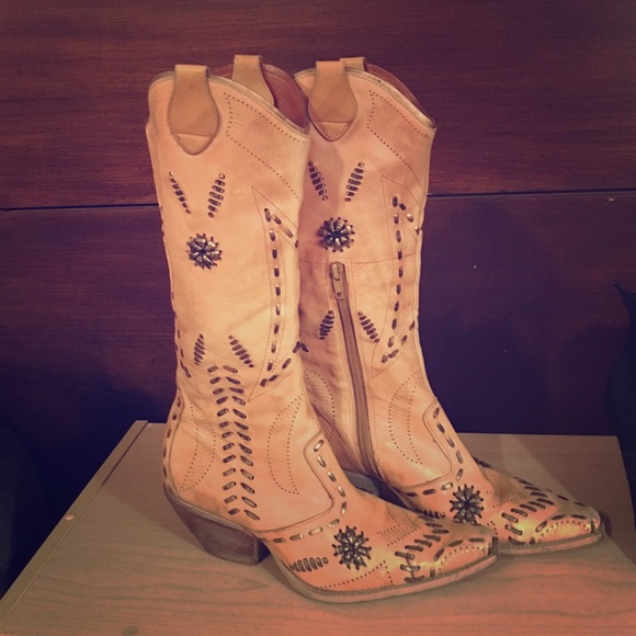 BCBG fine leather boots