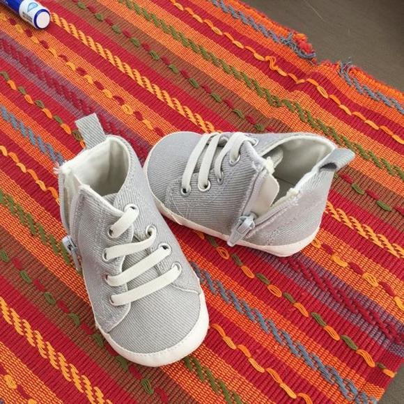Old Navy Grey sneakers
💰PRICE DROP💰
