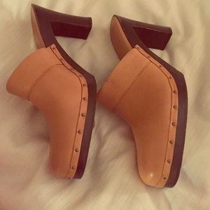 Calvin Klein tan clogs
