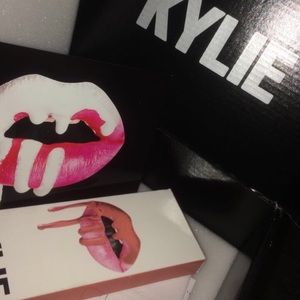 Kylie cosmetic lip kit