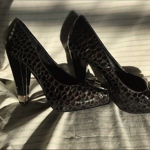 bcbgirls black pump