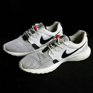 Nike Rosche Tennis Shoes