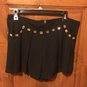BEBE gem black skorts