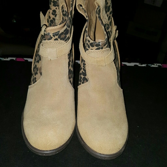 Cute!! American Eagle boots, size 7.5, new - Picture 1 of 4