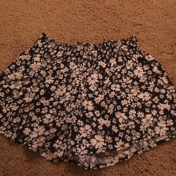 Flared daisy shorts