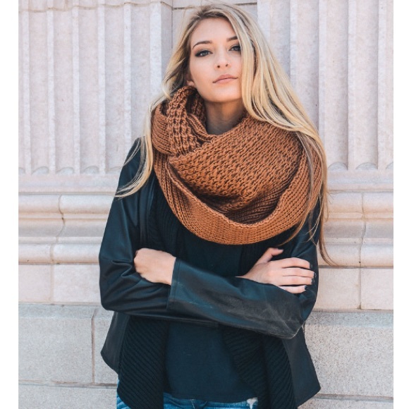 ๐SOLD OUT๐Chunky Knit Infinity Scarf โจ๐ - Picture 3 of 3