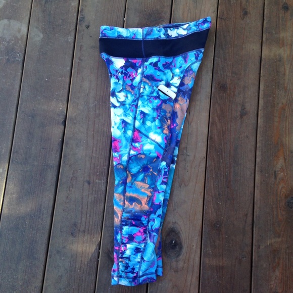 90 Degree by Reflex Capri Leggings - Picture 2 of 4