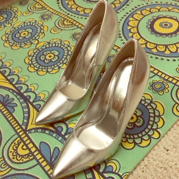 Silver brand new stilettos - Picture 2 of 4