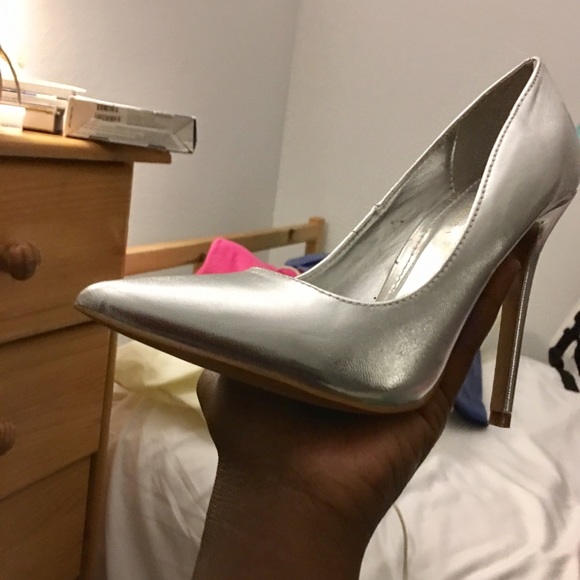 Silver brand new stilettos - Picture 3 of 4