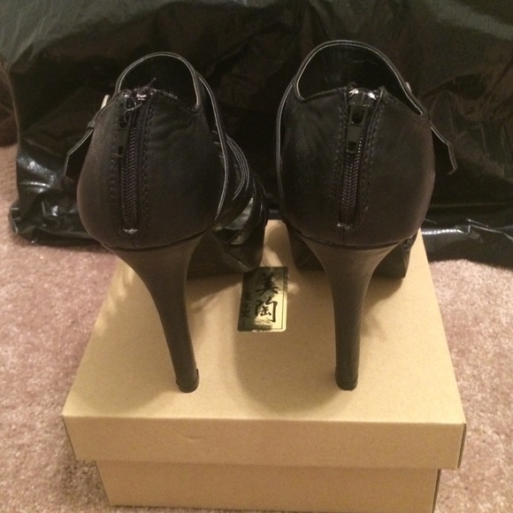 Size 8 heels strappy heels - Picture 3 of 3