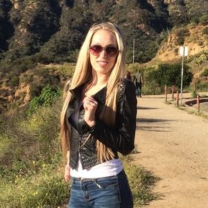 Meet your Posher, Alona