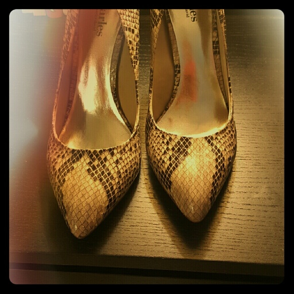 Charles David snakeskin pump