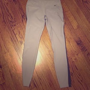 MAKE AN OFFER NIKE LEGGINGS