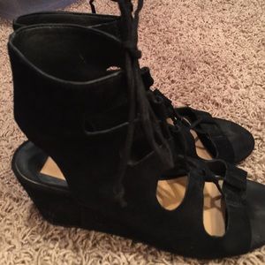 Dolce Vita lace up suede sz. 8