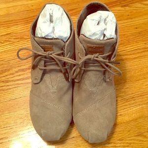 Toms Desert Wedge Bootie Taupe Suede size 7.5