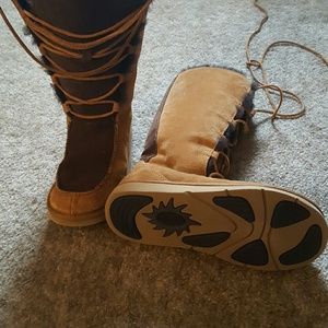NWOT Tie front uggs.
