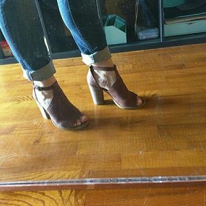 *Final Price* Lucky Brand leather peep toe sandals