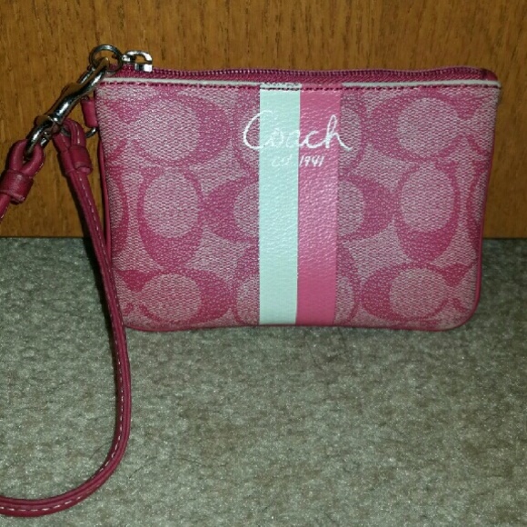 ❤❤❤SOLD❤❤❤Coach Pink Signature Wristlet