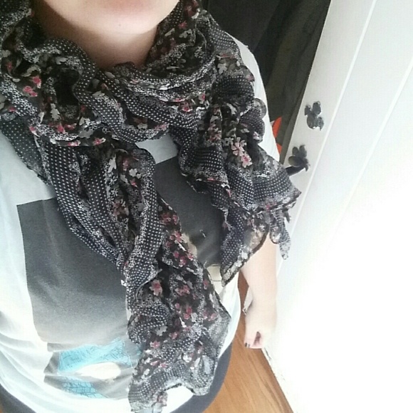 Patterned scrunchy scarf.