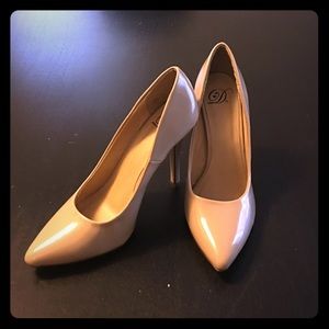 Nude high heel pumps