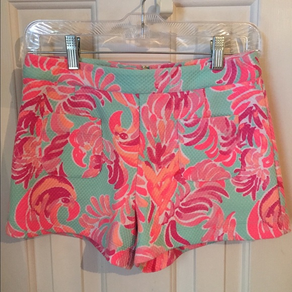 Lilly Pulitzer Shorts in the print Love birds. - Picture 1 of 1