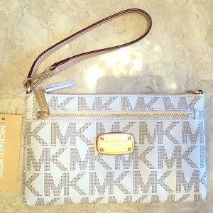 Sold-Michael Kors Wristlet 🎉