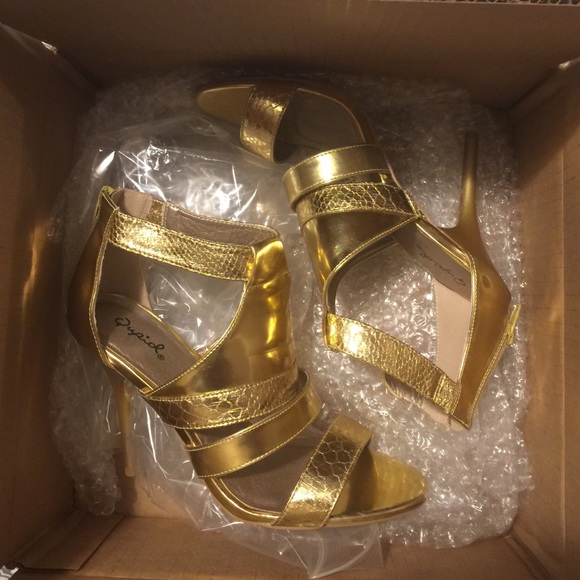 Beautiful Gold heels!