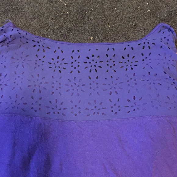 Long sleeve with flower cut outs - Picture 2 of 2