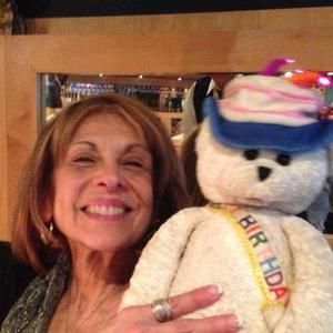 Meet your Posher, Lois